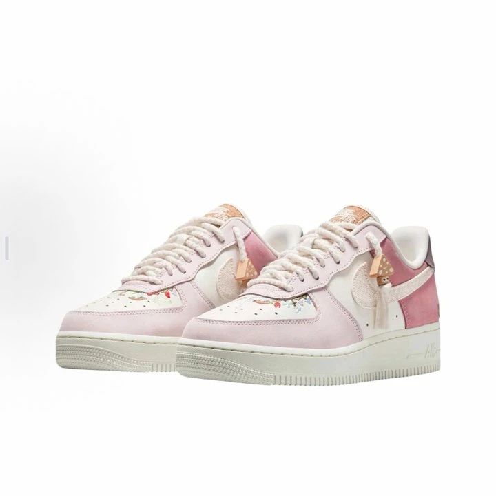 【滔搏联动】NIKE/WMNS AIR FORCE 1 双旦礼粉红饼干鞋IB8874-111