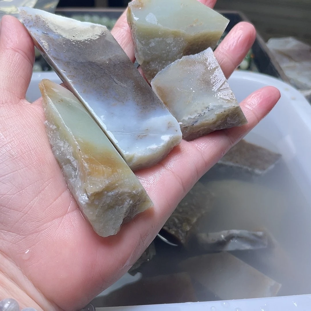 Z***H和田玉（糖玉）未镶嵌珠宝半成品