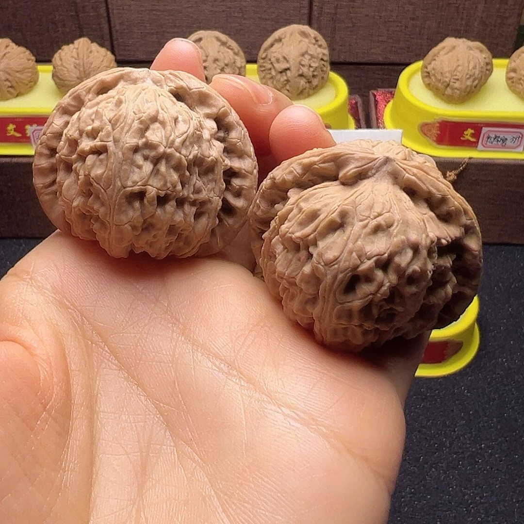 文玩核桃吊坠白狮子44