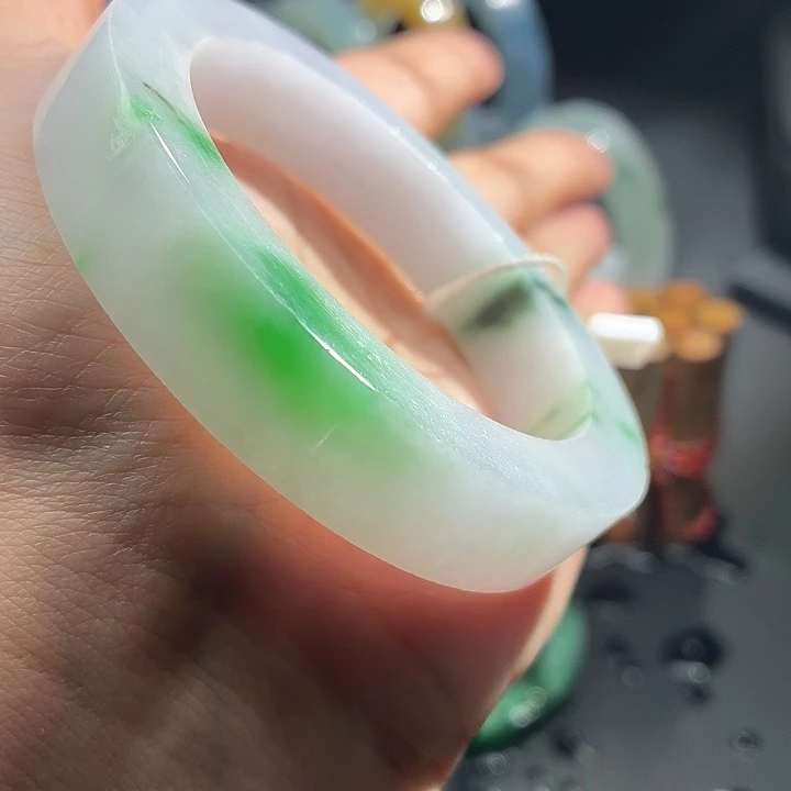 定制翡翠未镶嵌翡翠手镯