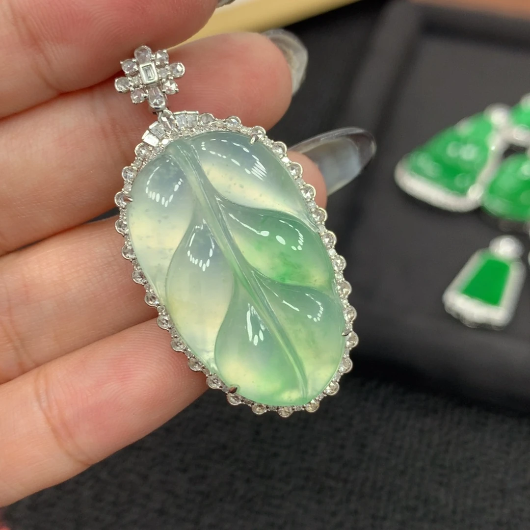 颈饰18K金镶嵌翡翠迷*叶子