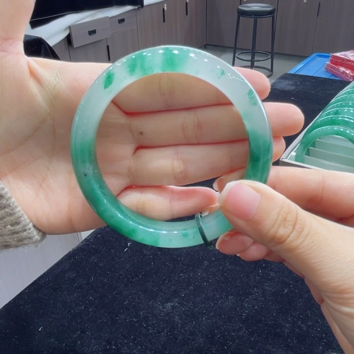 未镶嵌手镯石英质玉（非洲翠）亮**?