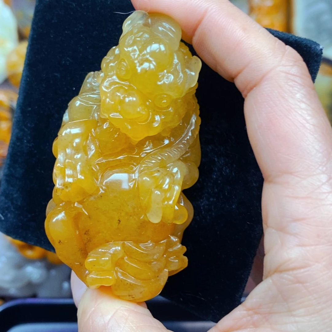 未镶嵌石英质玉（黄龙玉）颈饰