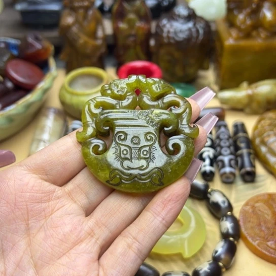 蛇纹石玉未镶嵌颈饰