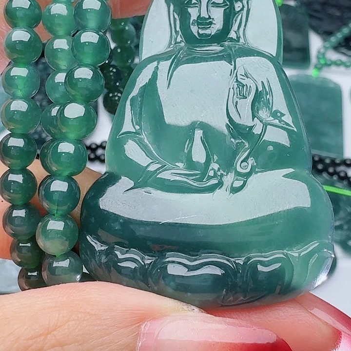 翡翠未镶嵌颈饰多样性发其一