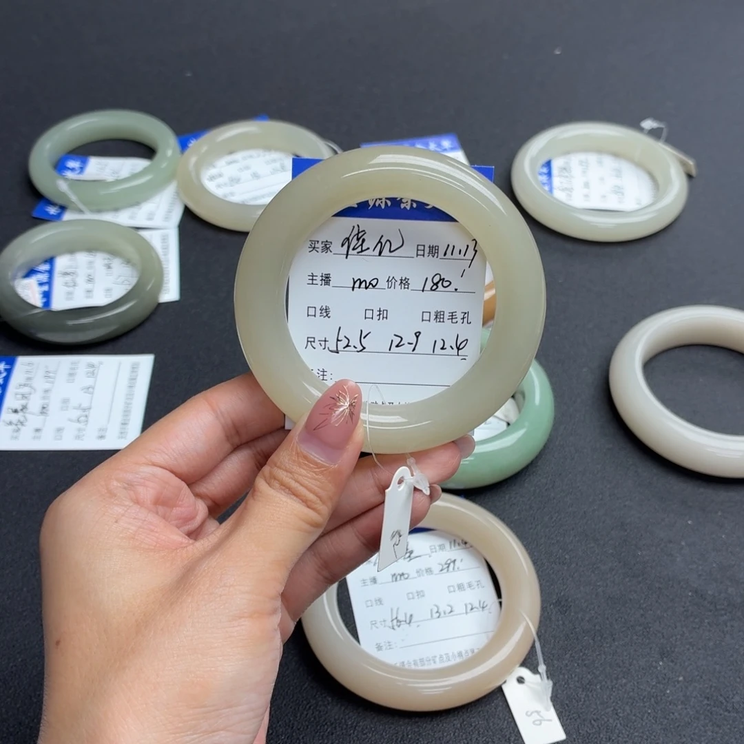 佳***亿石英岩玉未镶嵌手镯