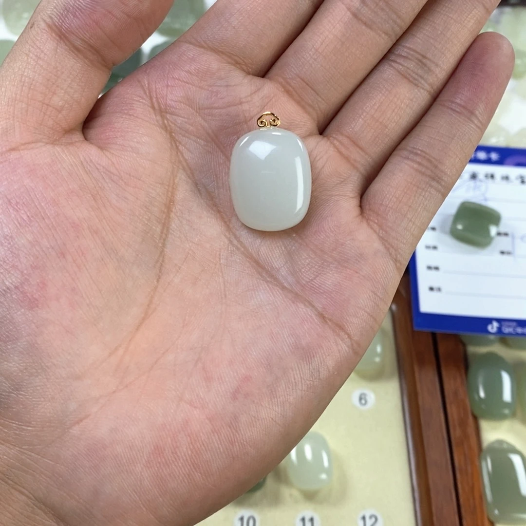 和田玉未镶嵌颈饰雪