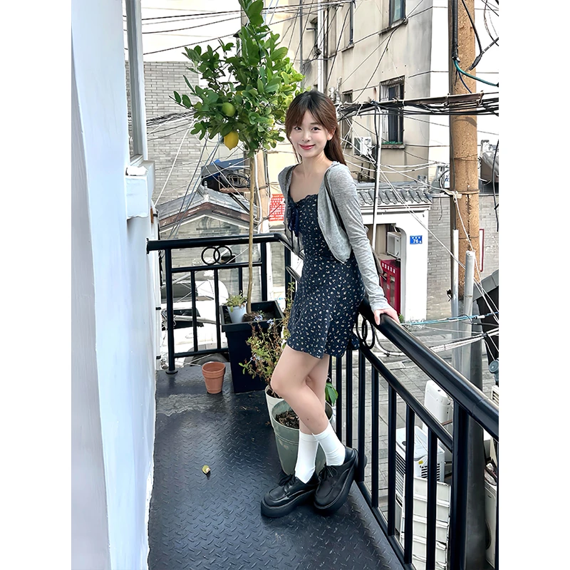 早初秋季蓝色碎花吊带连衣裙子2025新款秋装高级感辣妹穿搭套装女