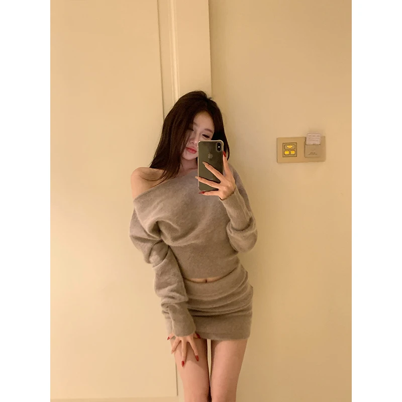 withmin【现货】细腻简约 温柔一字肩针织上衣包臀半裙套装2412241