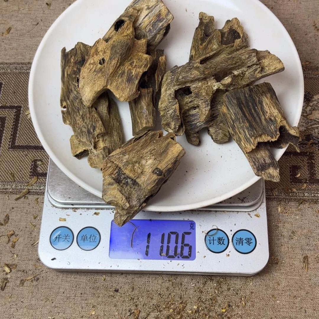 沉香木手把件蒂****具奇楠虫漏110 克。。。