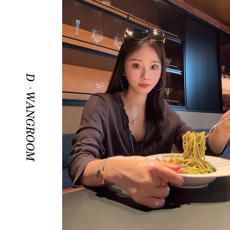 丁小晗【断货王】“定染色面料｜显贵的灰调”V领花边打底内搭T恤DM504
