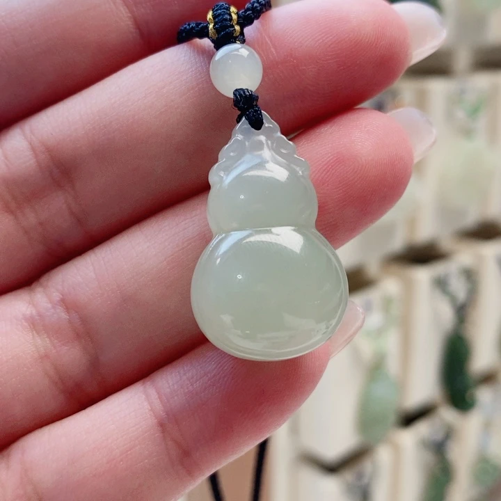 龙***说和田玉未镶嵌颈饰