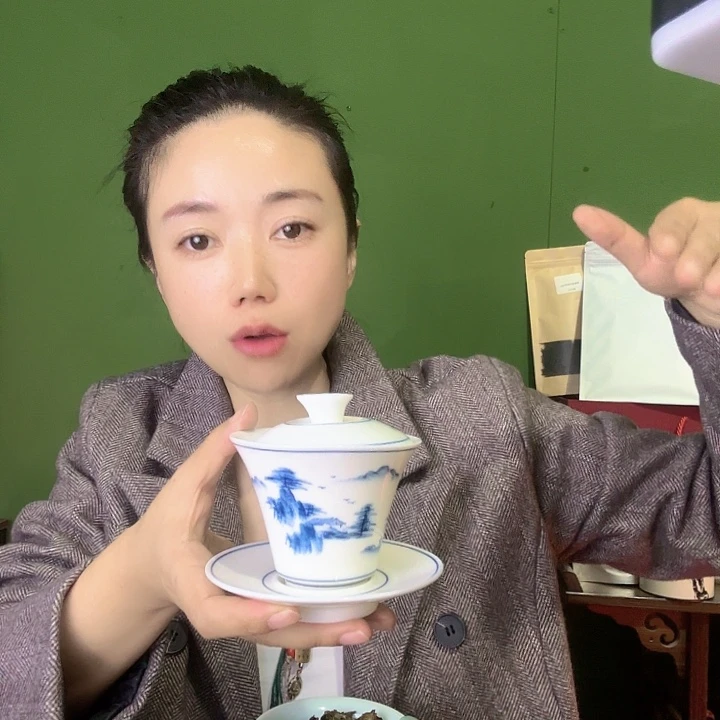 微瑕山水手绘盖碗130毫升