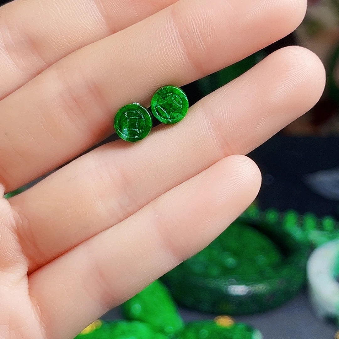 颈饰18K金镶嵌翡翠多样性