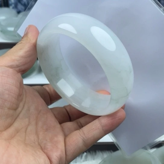 珍****石英质玉（金丝玉）未镶嵌手镯
