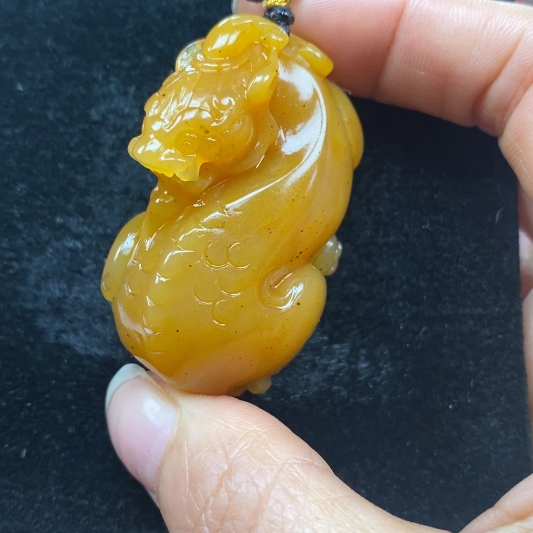 未镶嵌石英质玉（黄龙玉）颈饰