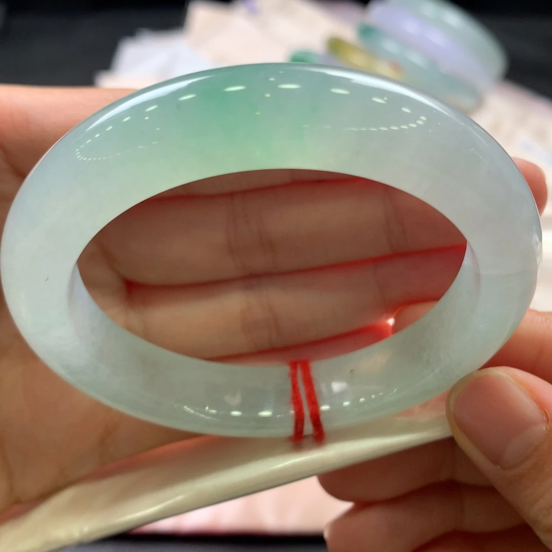 翡翠未镶嵌手镯64号冰绿