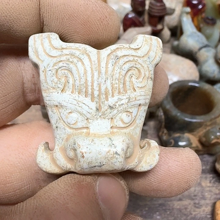 蛇纹石玉颈饰未镶嵌