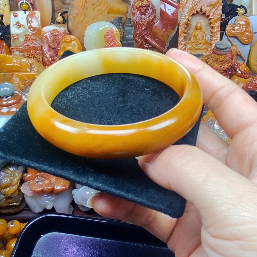 未镶嵌石英质玉（黄龙玉）颈饰