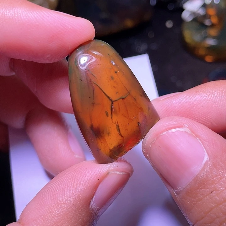 琥珀裸石未镶嵌意，