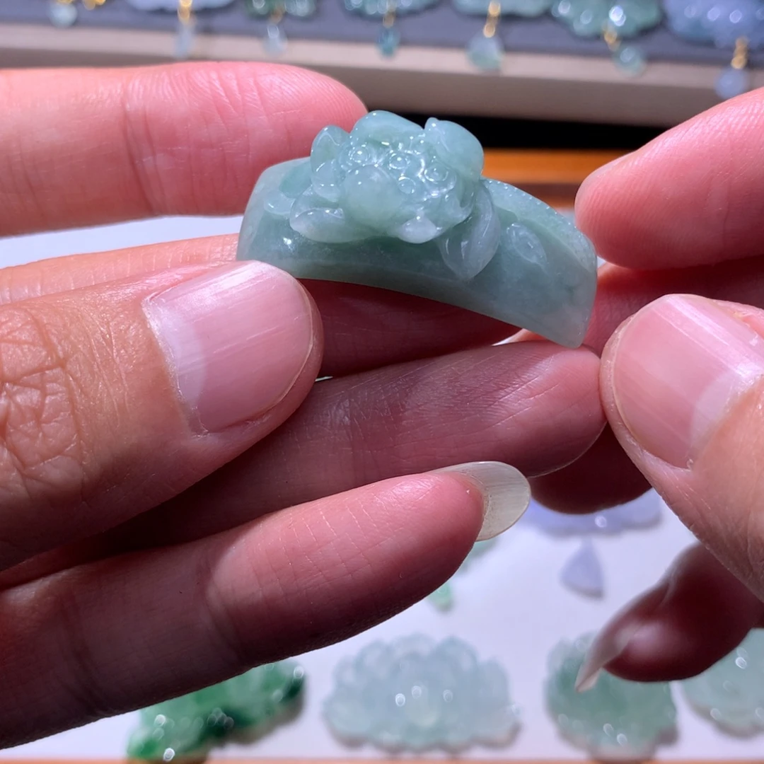 翡翠未镶嵌颈饰莲花手牌