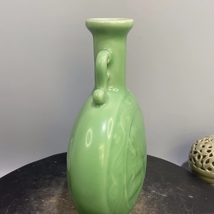 龙泉窑抱月瓶造型独特