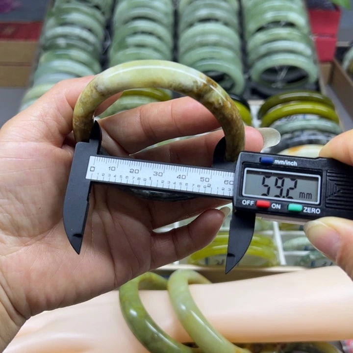 蛇纹石玉未镶嵌手镯24