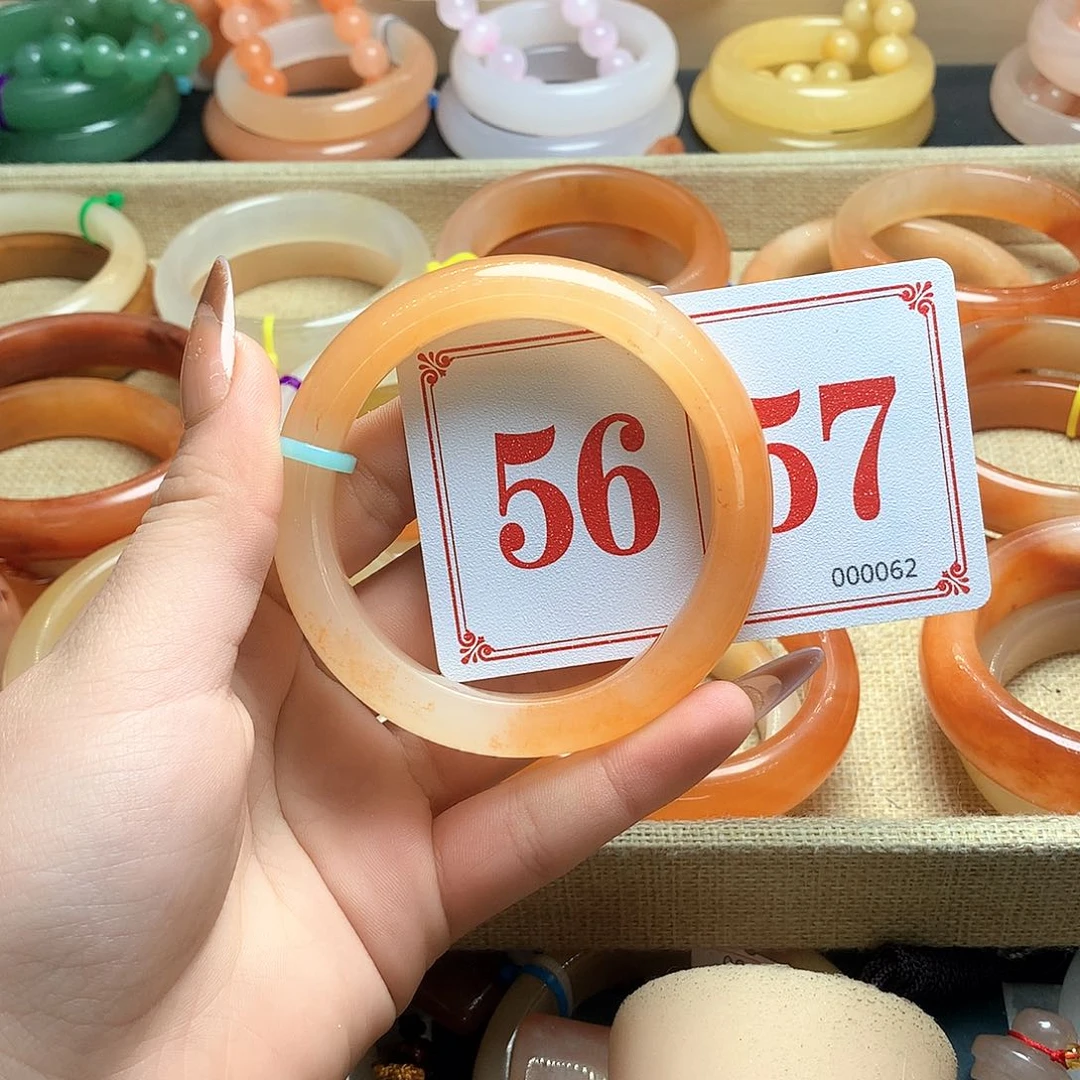 未镶嵌石英质玉（黄龙玉）手镯