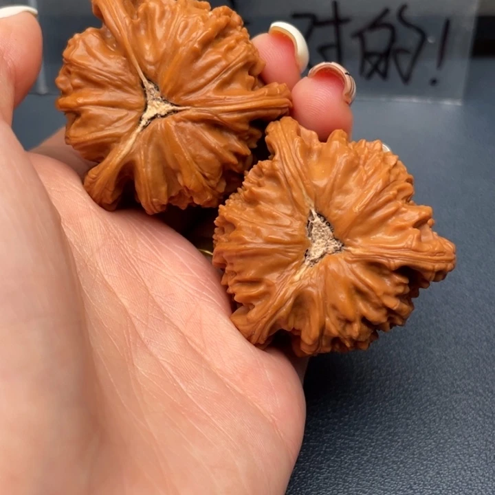 小***郁文玩核桃吊坠白狮子