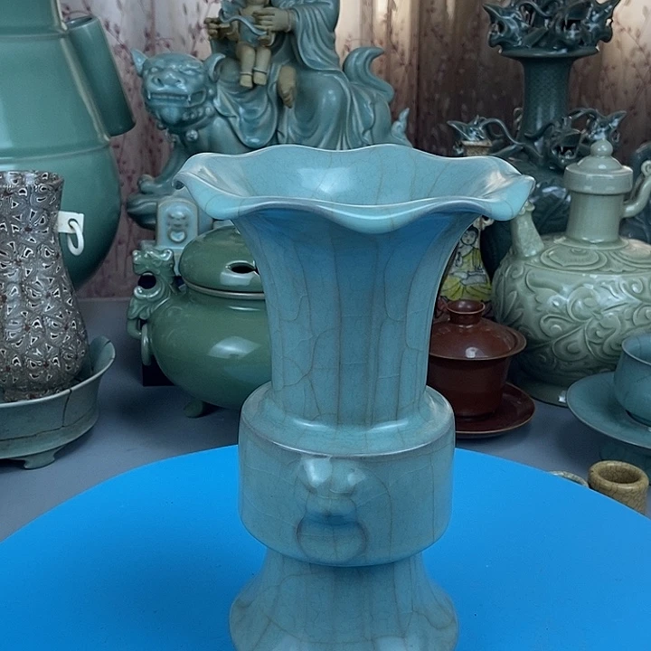 官瓷天蓝釉铺首花鼓瓶