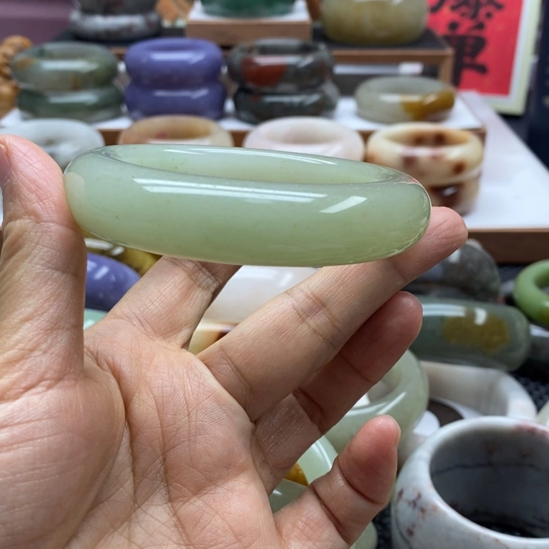 平***心石英岩玉手镯未镶嵌