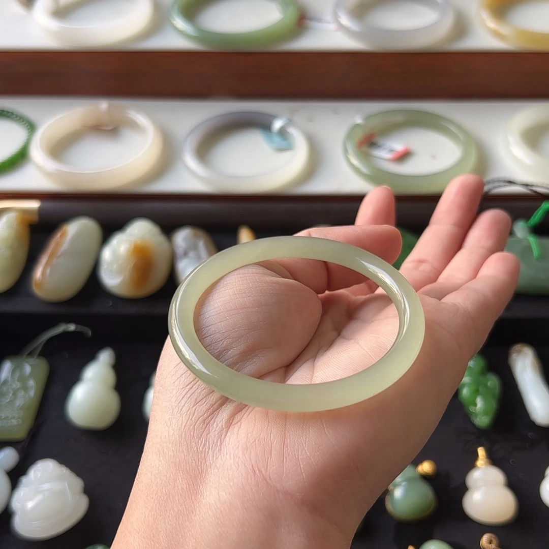 和田玉未镶嵌手镯