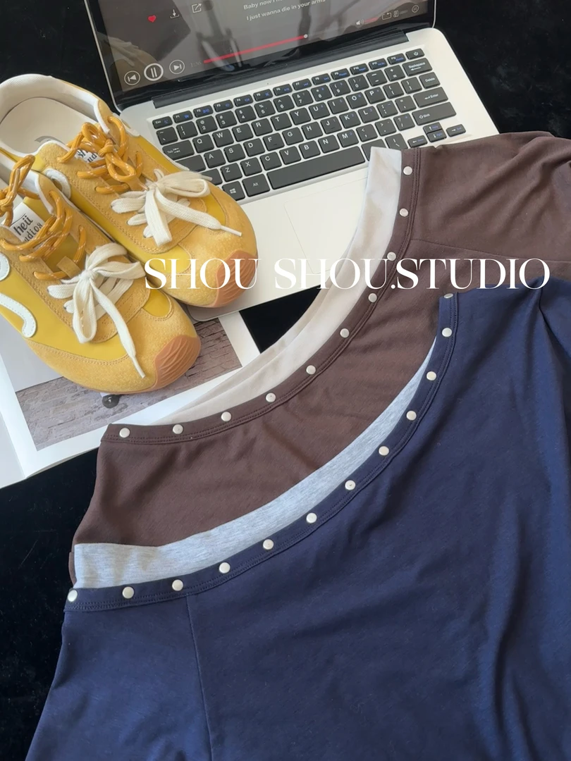 【瘦瘦】大码秋季斜肩撞色不规则假两件铆钉长袖上衣S01948