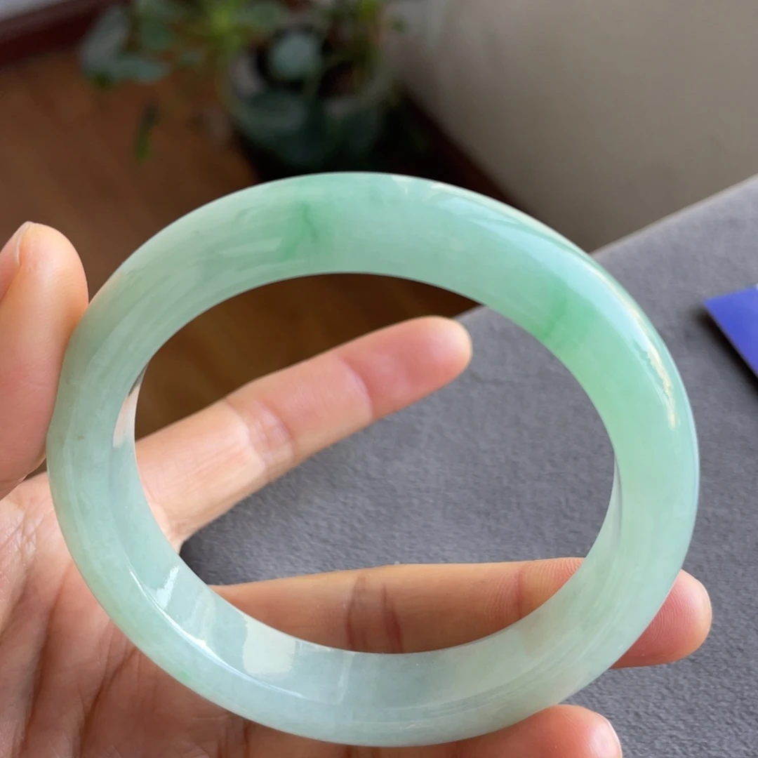 翡翠未镶嵌手镯甜绿