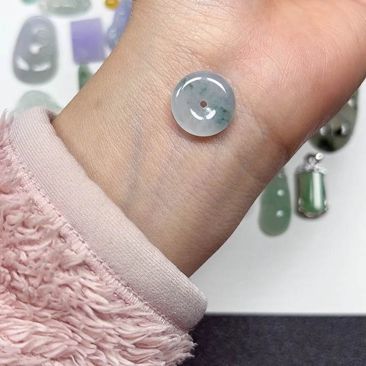 翡翠颈饰未镶嵌翡翠飘花平安扣