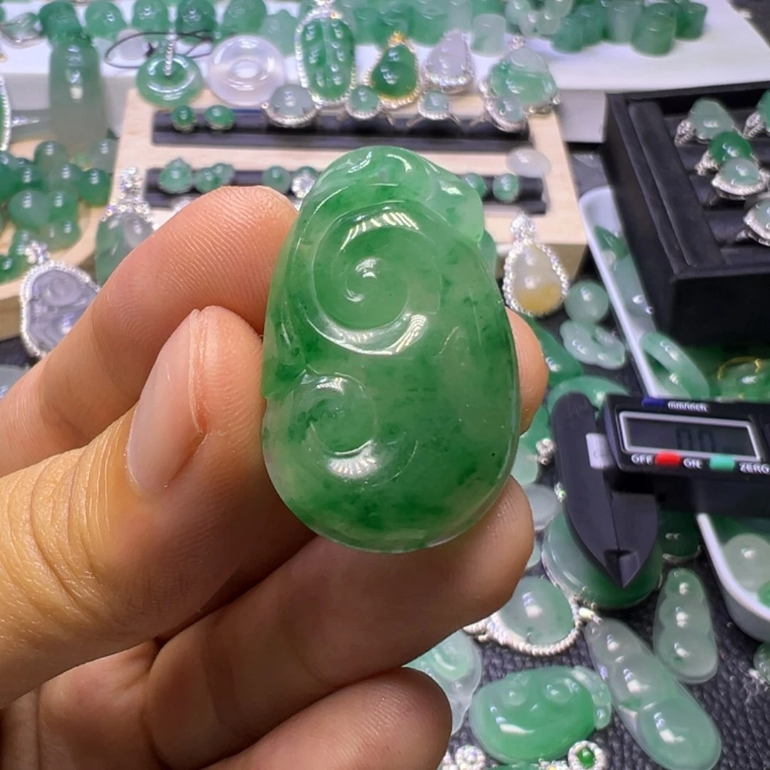 石英质玉（非洲翠）未镶嵌颈饰