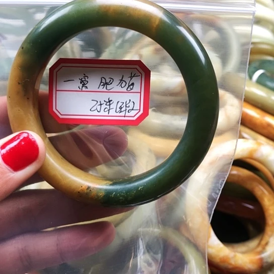 蛇纹石玉手镯未镶嵌一**猫