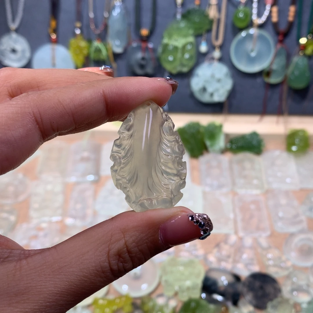 蛇纹石玉未镶嵌颈饰