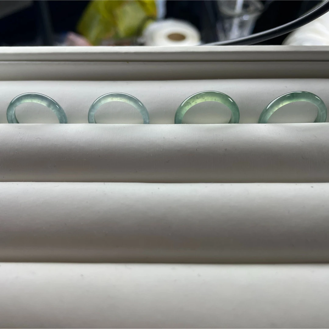 天然翡翠蓝水起钢光的戒指。拍下备注圈口。多样性单品发货，全完美