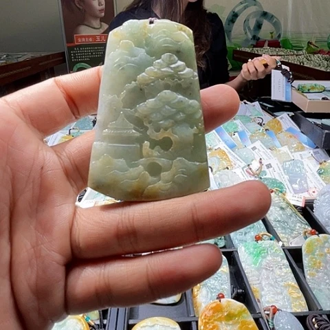 翡翠未镶嵌颈饰一个