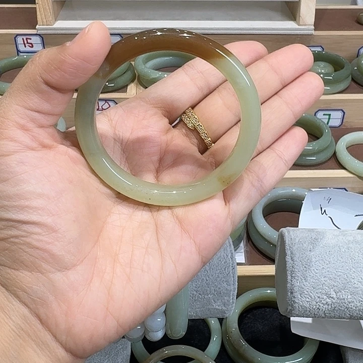 M***n和田玉（糖玉）未镶嵌手镯