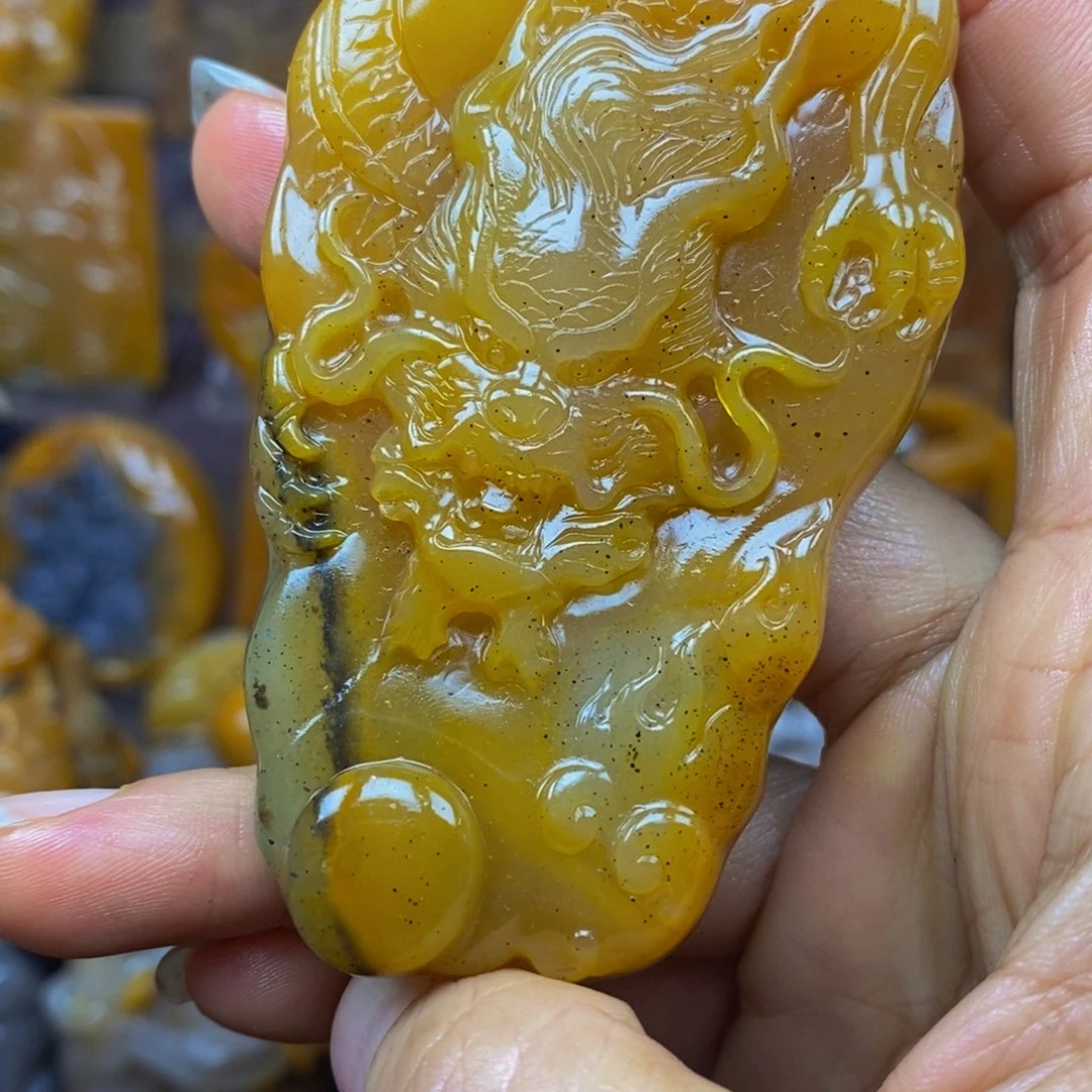 未镶嵌石英质玉（黄龙玉）颈饰