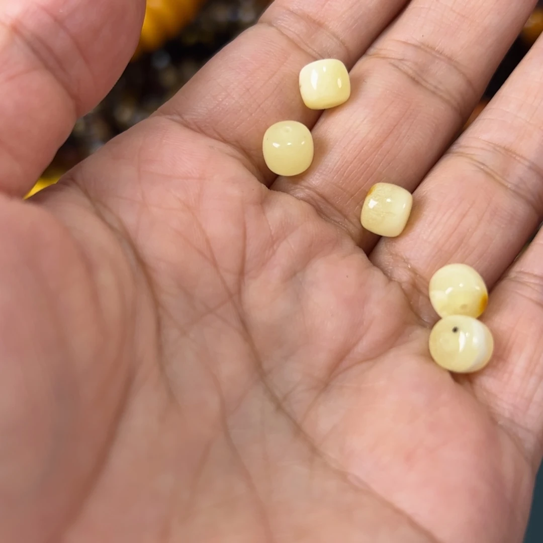 未镶嵌琥珀珠宝奇石993发其中一个