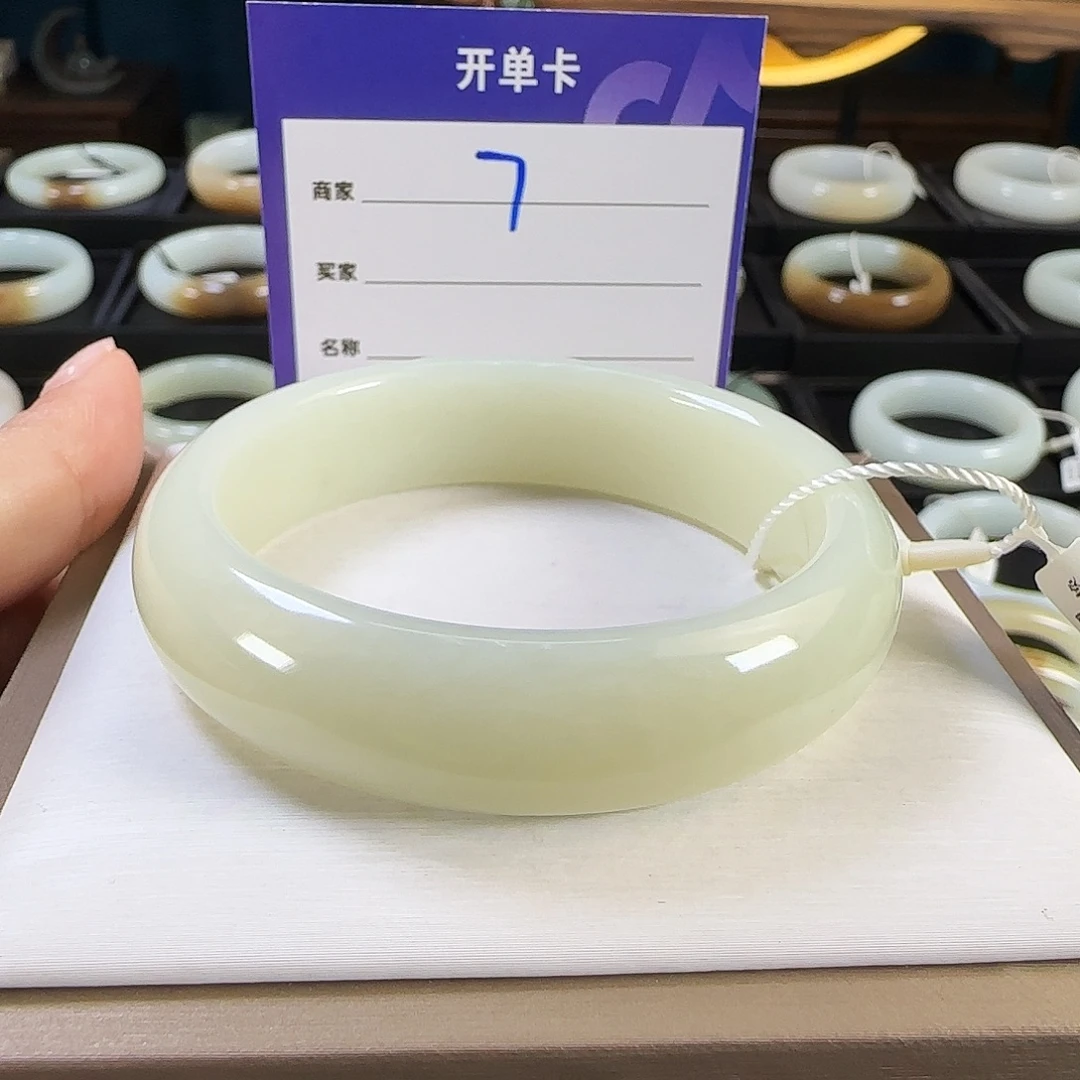 安***产和田玉未镶嵌手镯