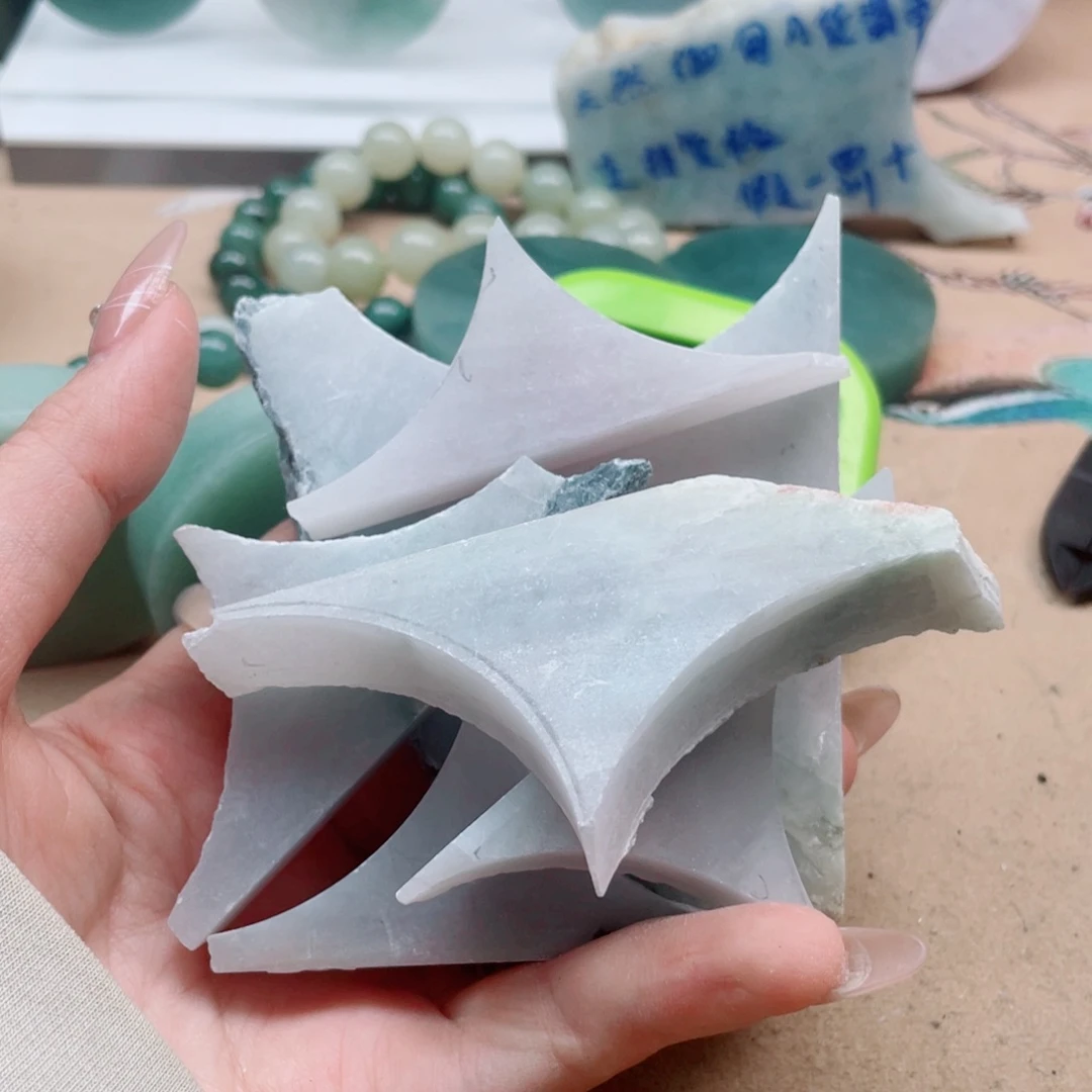 翡翠未镶嵌颈饰609……