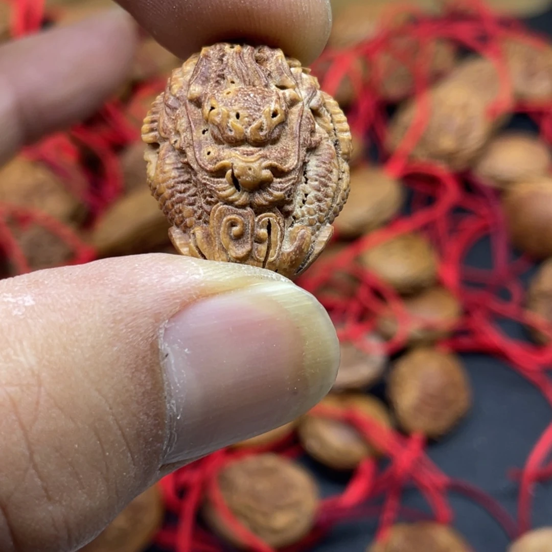 桃核雕刻龙三通的