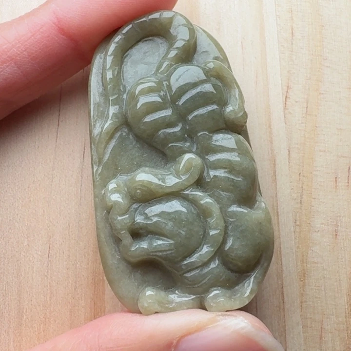 翡翠未镶嵌颈饰虎