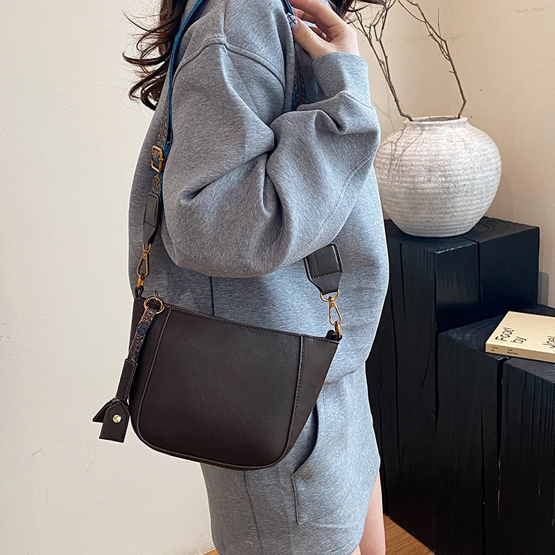 新款时尚潮流百搭女士单肩斜挎包1166咖色