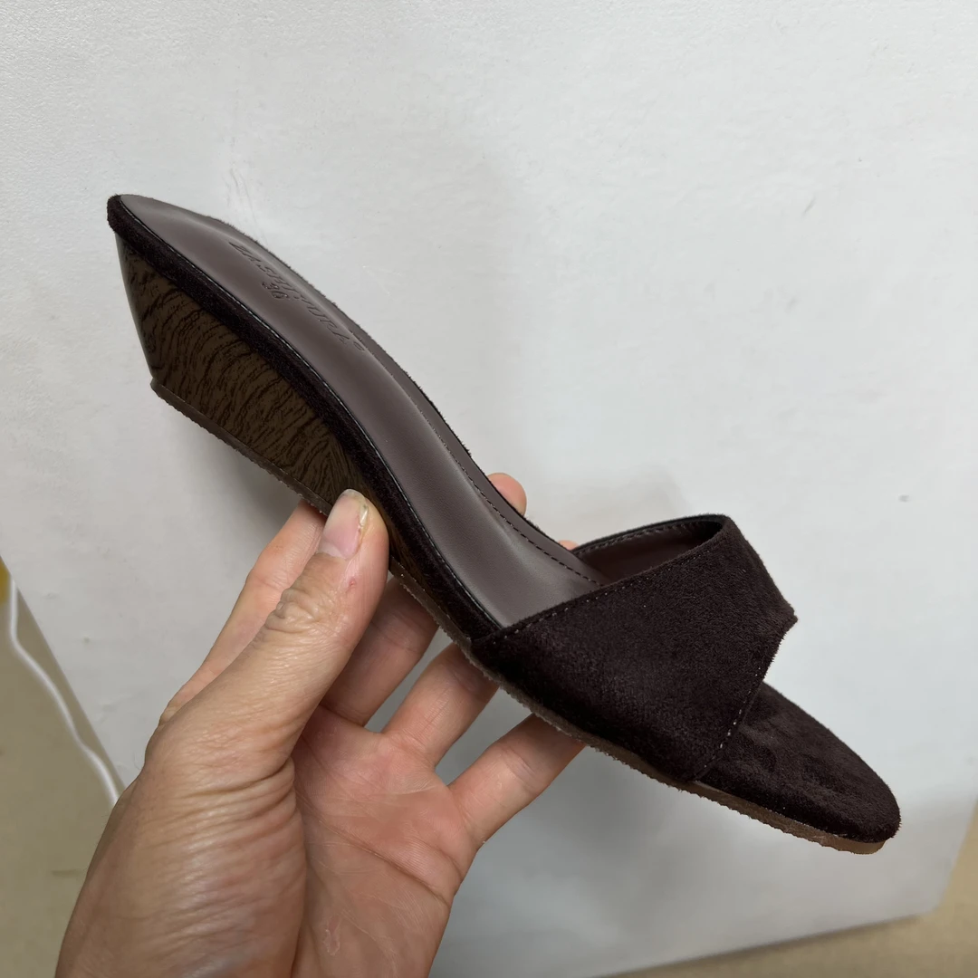 小坡跟一字凉拖女鞋130