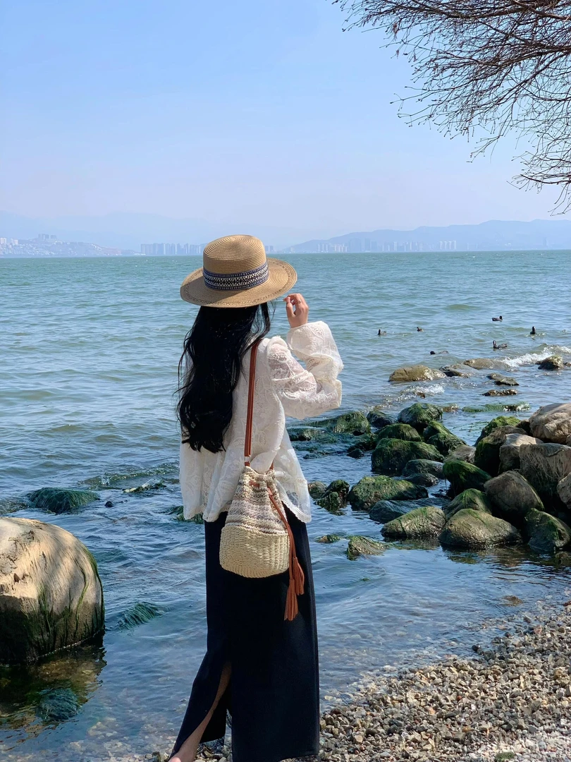 2025春夏新款小众设计刺绣绑带超好看蕾丝衬衫搭配半身裙两件套潮